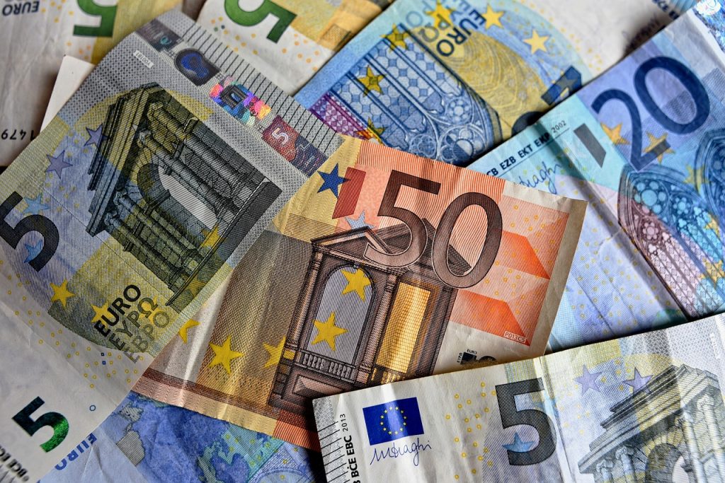 Billetes de euros que representan el precio a pagar por un curso de entrenador de fútbol
